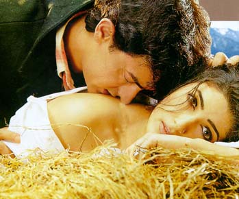 Aamir Khan and Twinkle Khanna in Mela